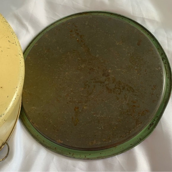 Vintage Yellow Cake Carrier - Picture 11 of 16